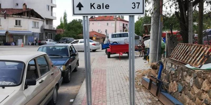 Tarih :  2.19 (Küçük Proje) Ziyaretçiler için yönlendirme levhaları ve panoları hazırlanması. 2.19.1Kale İlçesi şehir girişine ve merkezine Kale İlçesi’nin turistik değerlerinin bilgilendirilmesi ve güzergahlarını belirten tabela ve panoların hazırlanması  2.19.3.Kale İnceğiz Kanyon’unda yönlendirme tabelalarının yapılması  Kale'de bulunan tarihi ve turistik bölgelerde ziyaretçilerin kolaylıkla yönlerini bulabilecekleri ve bilgilenebilecekleri yeterli tabelalar ve panolar bulunmamaktadır. Bu eks