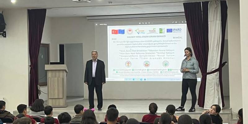 Faaliyet 2.3.Her ilçedeki tüm ilkokul, ortaokul, lise ve yüksek okul öğrencilerine turizm nedir, turizm bilinci, turistlere davranış biçimleri, yöre turizm değerlerimiz hakkında eğitimler verilmesi, video sunumlarının yapılması, (İlçe Milli Eğitim Müdürleri yönlendirmesiyle toplu olarak mümkün olmazsa bizzat her okula giderek) “25.10.2022- 05.01.2023 tarihleri arası organize edilmiştir.''”